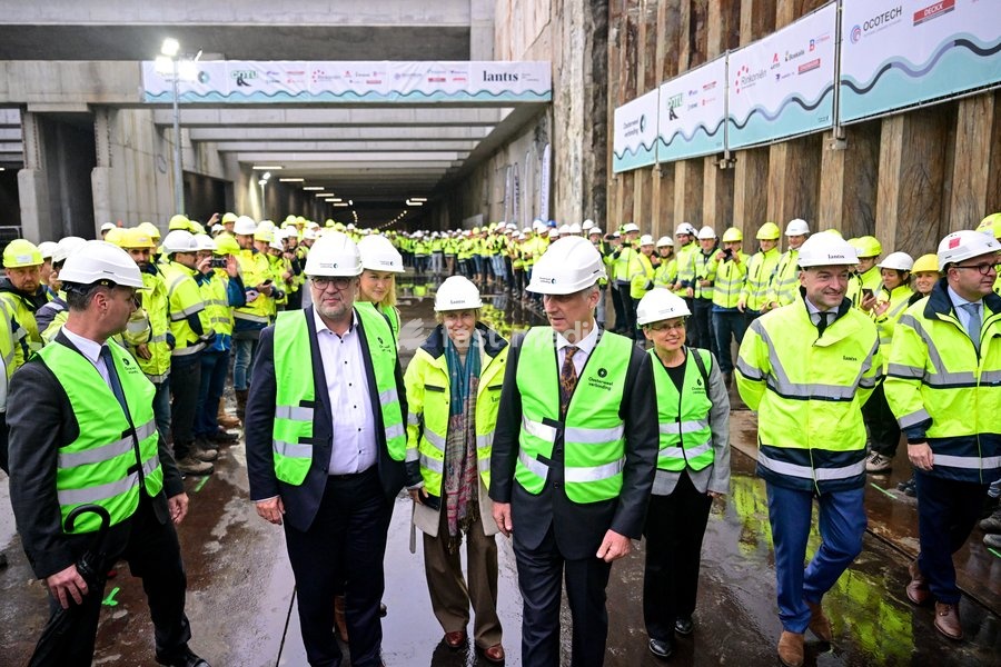 acting Antwerp mayor Els Van Doesburg; Flemish Minister Annick De Ridder; Antwerp province governor Cathy Berx and King Philippe - Filip of Belgium pictured during a royal visit to the Oosterweel construction site on Wednesday 21 October 2026 in Antwerp. The 'Oosterweelverbinding' is a major…