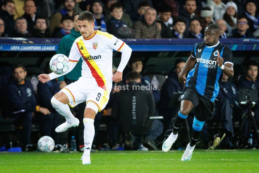 Lens' Thorgan Hazard and Club's Carlos Forbs fight for the ball during a soccer game between Belgian Club Brugge KV and French Racing Club de Lens, Wednesday 21 October 2026 in Brugge, on day three of the UEFA Champions League league phase