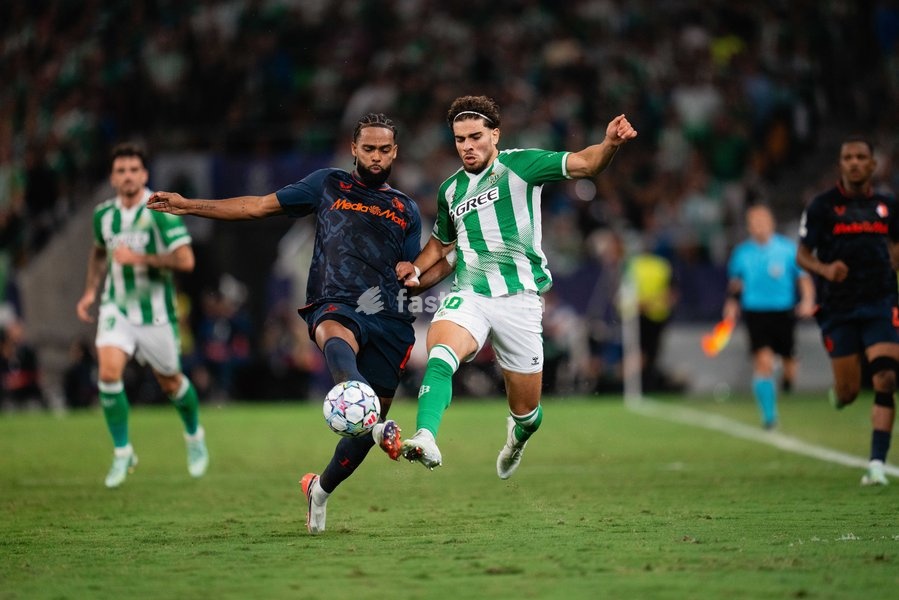 Sevilla, Spain: Jeremiah St Juste and Ez Abde during the UEFA Champions League match between Real Betis and Feyenoord played at La Cartuja Stadium on 21 Oct 2026 in Sevilla, Spain