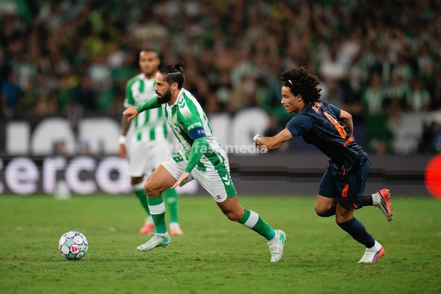 Sevilla, Spain: Isco and Gjivai Zechiel during the UEFA Champions League match between Real Betis and Feyenoord played at La Cartuja Stadium on 21 Oct 2026 in Sevilla, Spain
