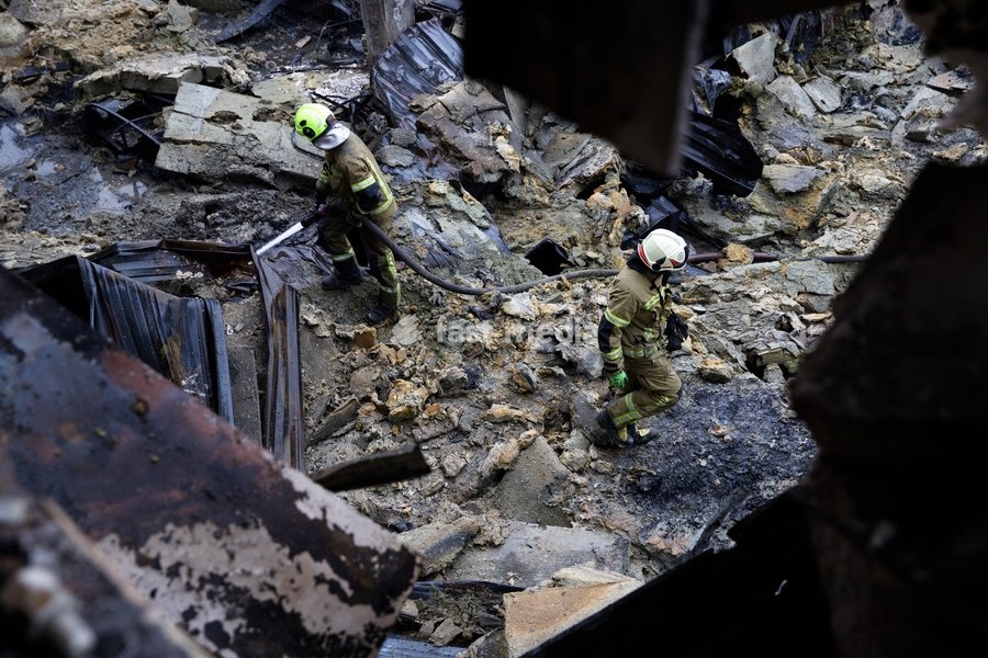 State Emergency Service rescue workers extinguish a fire caused by a Russian ballistic missile attack on an Epicentr K home improvement hypermarket and the surrounding shopping area in the Obolonskyi district, Kyiv, Ukraine, October 22, 2026. On Thursday night, Russian forces struck the Ukrainian…