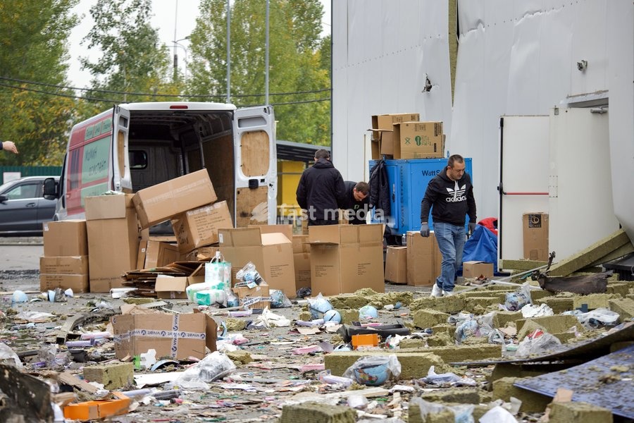Men search for goods in a shopping area in the Obolonskyi district damaged by a Russian attack, Kyiv, Ukraine, October 22, 2026. On Thursday night, Russian forces struck the Ukrainian capital with ballistic missiles and drones. According to the Kyiv City Military Administration, six districts came…