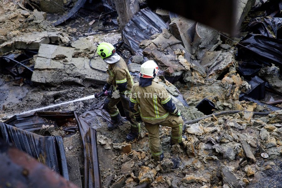 State Emergency Service rescue workers extinguish a fire caused by a Russian ballistic missile attack on an Epicentr K home improvement hypermarket and the surrounding shopping area in the Obolonskyi district, Kyiv, Ukraine, October 22, 2026. On Thursday night, Russian forces struck the Ukrainian…