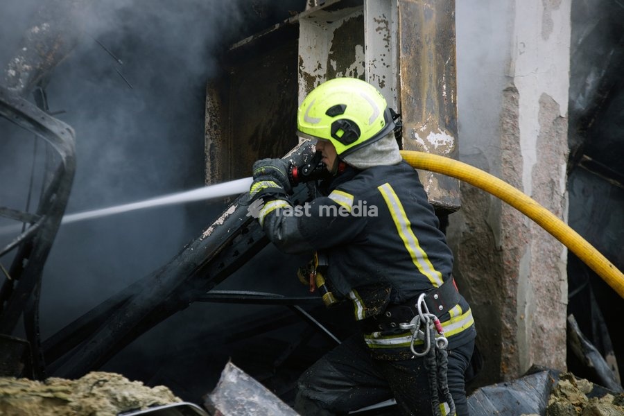 A State Emergency Service rescuer extinguishes a fire during a response effort to a Russian ballistic missile attack on an Epicentr K home improvement hypermarket and the surrounding shopping area in the Obolonskyi district, Kyiv, Ukraine, October 22, 2026. On Thursday night, Russian forces struck…