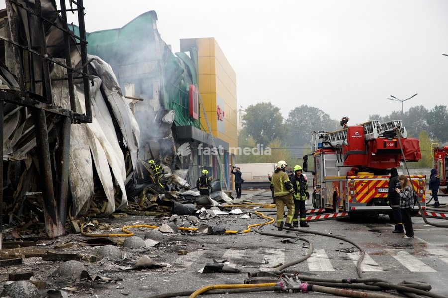 State Emergency Service rescue workers extinguish a fire caused by a Russian ballistic missile attack on an Epicentr K home improvement hypermarket and the surrounding shopping area in the Obolonskyi district, Kyiv, Ukraine, October 22, 2026. On Thursday night, Russian forces struck the Ukrainian…