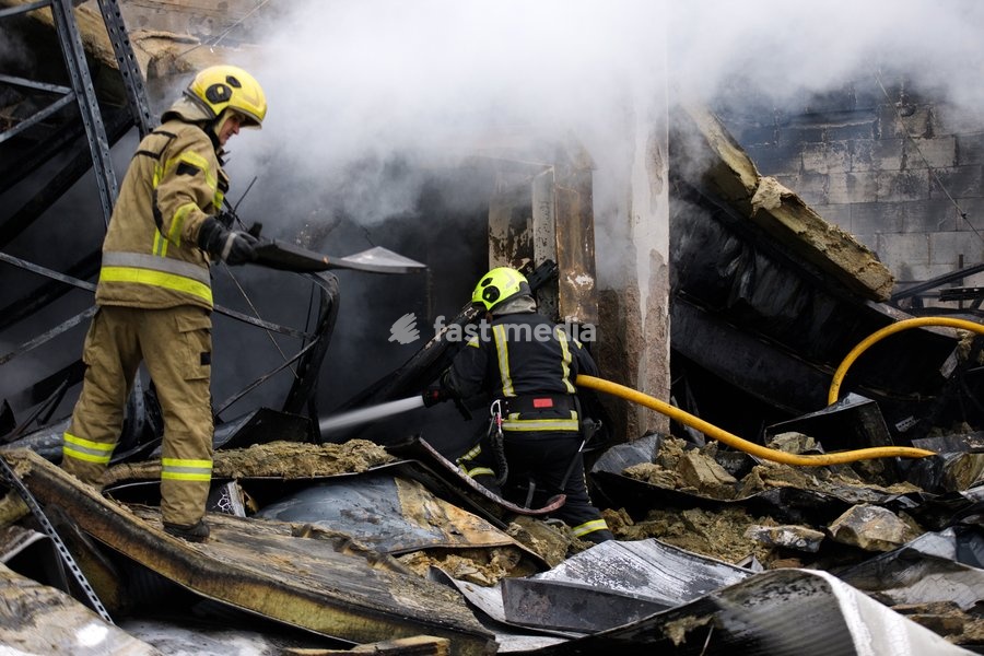State Emergency Service rescue workers extinguish a fire caused by a Russian ballistic missile attack on an Epicentr K home improvement hypermarket and the surrounding shopping area in the Obolonskyi district, Kyiv, Ukraine, October 22, 2026. On Thursday night, Russian forces struck the Ukrainian…