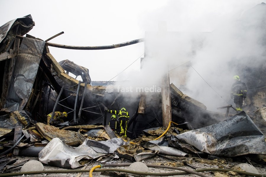 State Emergency Service rescue workers extinguish a fire caused by a Russian ballistic missile attack on an Epicentr K home improvement hypermarket and the surrounding shopping area in the Obolonskyi district, Kyiv, Ukraine, October 22, 2026. On Thursday night, Russian forces struck the Ukrainian…