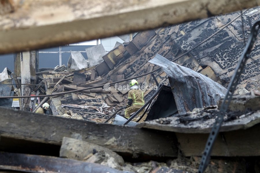 State Emergency Service rescue workers extinguish a fire caused by a Russian ballistic missile attack on an Epicentr K home improvement hypermarket and the surrounding shopping area in the Obolonskyi district, Kyiv, Ukraine, October 22, 2026. On Thursday night, Russian forces struck the Ukrainian…