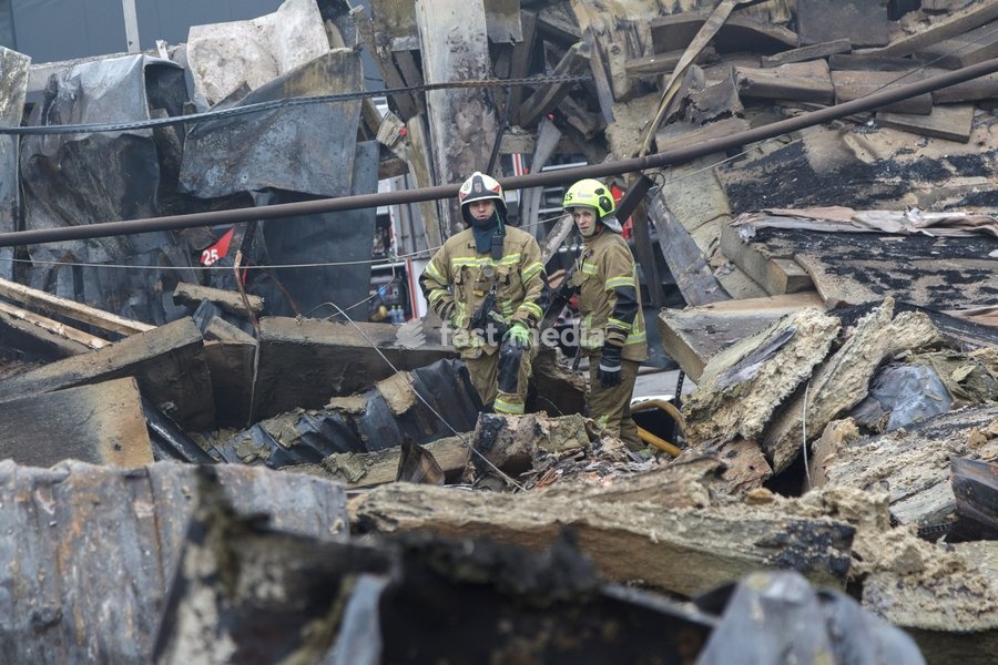 State Emergency Service rescue workers extinguish a fire caused by a Russian ballistic missile attack on an Epicentr K home improvement hypermarket and the surrounding shopping area in the Obolonskyi district, Kyiv, Ukraine, October 22, 2026. On Thursday night, Russian forces struck the Ukrainian…