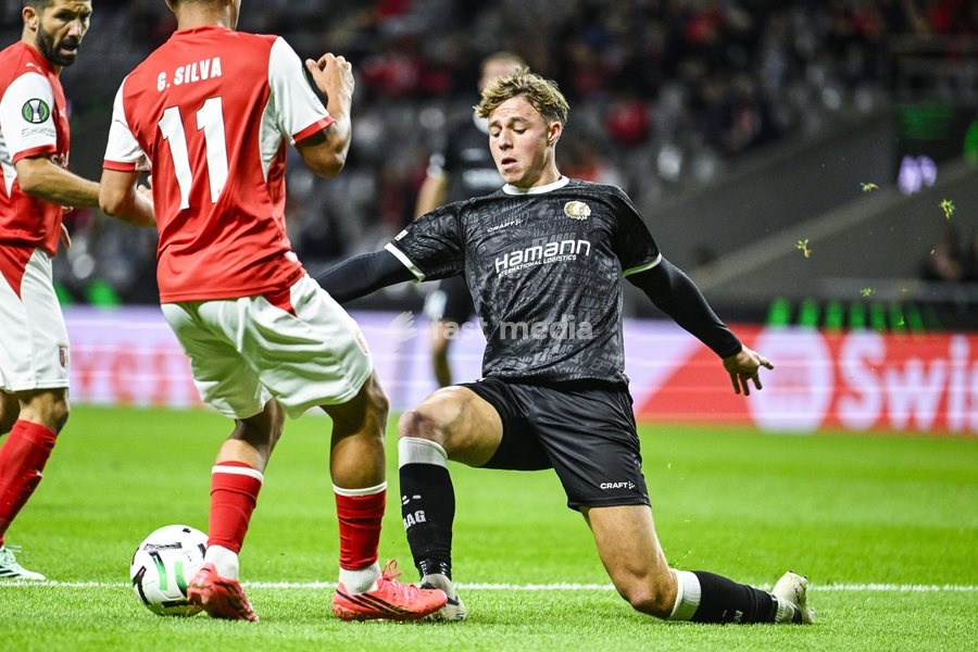 Tibe De Vlieger of KAA Gent pictured in action during a soccer game between Portuguese SC Braga and Belgian soccer team KAA Gent, Thursday 22 October 2026 in Braga, Portugal, the second match in the UEFA Conference League league phase
