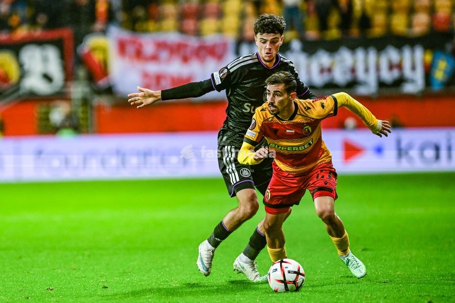 Anderlecht's Tristan Degreef and Jagiellonia Białystok' Rodrigo Conceição fight for the ball during a soccer game between Polish Jagiellonia Bialystok and Belgian RSC Anderlecht, Thursday 22 October 2026 in Bialystok, Poland, on day three of the UEFA Europa League league phase