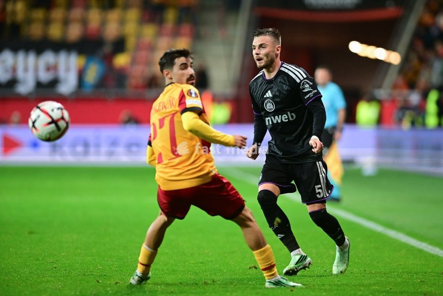 Jagiellonia Białystok' Rodrigo Conceição and Anderlecht's Oleg Reabciuk fight for the ball during a soccer game between Polish Jagiellonia Bialystok and Belgian RSC Anderlecht, Thursday 22 October 2026 in Bialystok, Poland, on day three of the UEFA Europa League league phase
