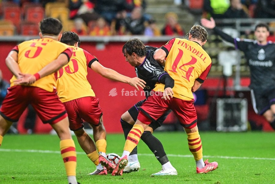 Anderlecht's Mihajlo Cvetkovic and Jagiellonia Białystok' Hampus Finndell fight for the ball during a soccer game between Polish Jagiellonia Bialystok and Belgian RSC Anderlecht, Thursday 22 October 2026 in Bialystok, Poland, on day three of the UEFA Europa League league phase