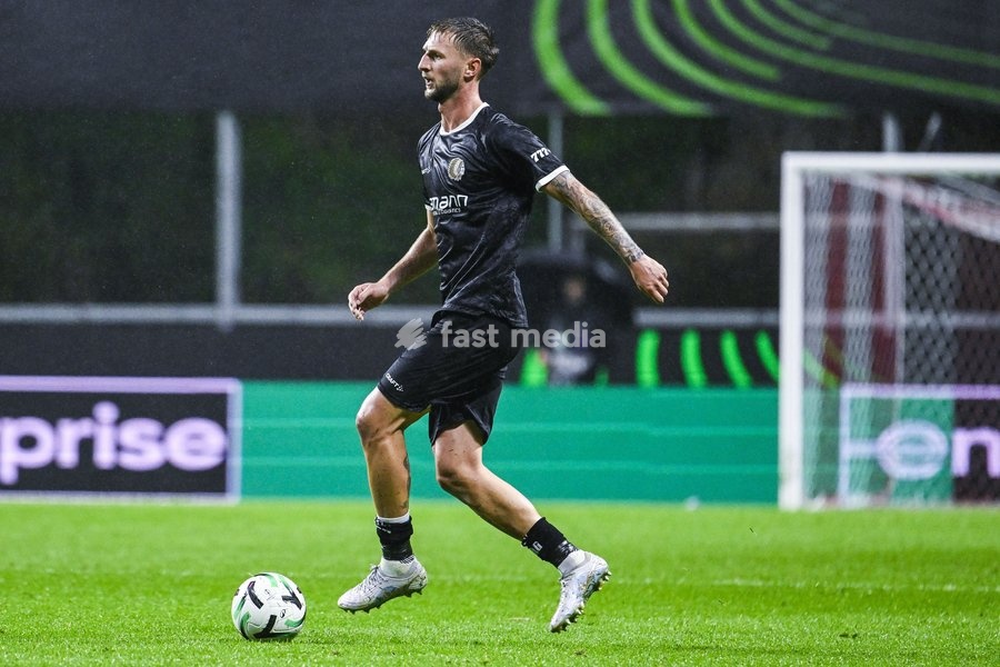 Siebe Van der Heyden of KAA Gent pictured in action during a soccer game between Portuguese SC Braga and Belgian soccer team KAA Gent, Thursday 22 October 2026 in Braga, Portugal, the second match in the UEFA Conference League league phase