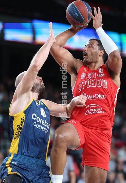 Oostende's Pierre-Antoine Gillet and Spirou's Sam Hofman fight for the ball during a basketball match between Spirou Charleroi and BC Oostende, Friday 23 October 2026 in Charleroi, on day 4 of the 'BNXT League' Belgian and Dutch first division basket championship