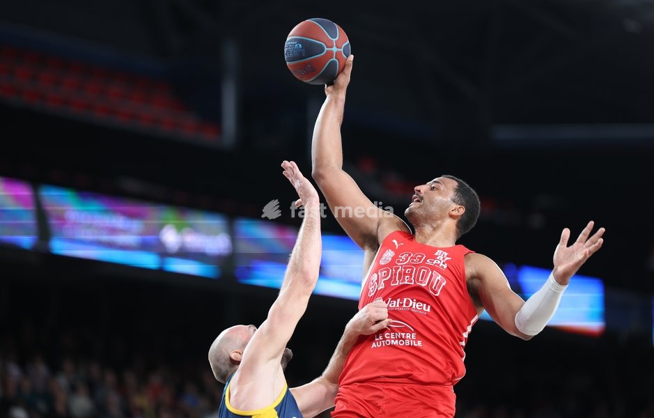 Oostende's Pierre-Antoine Gillet and Spirou's Sam Hofman fight for the ball during a basketball match between Spirou Charleroi and BC Oostende, Friday 23 October 2026 in Charleroi, on day 4 of the 'BNXT League' Belgian and Dutch first division basket championship