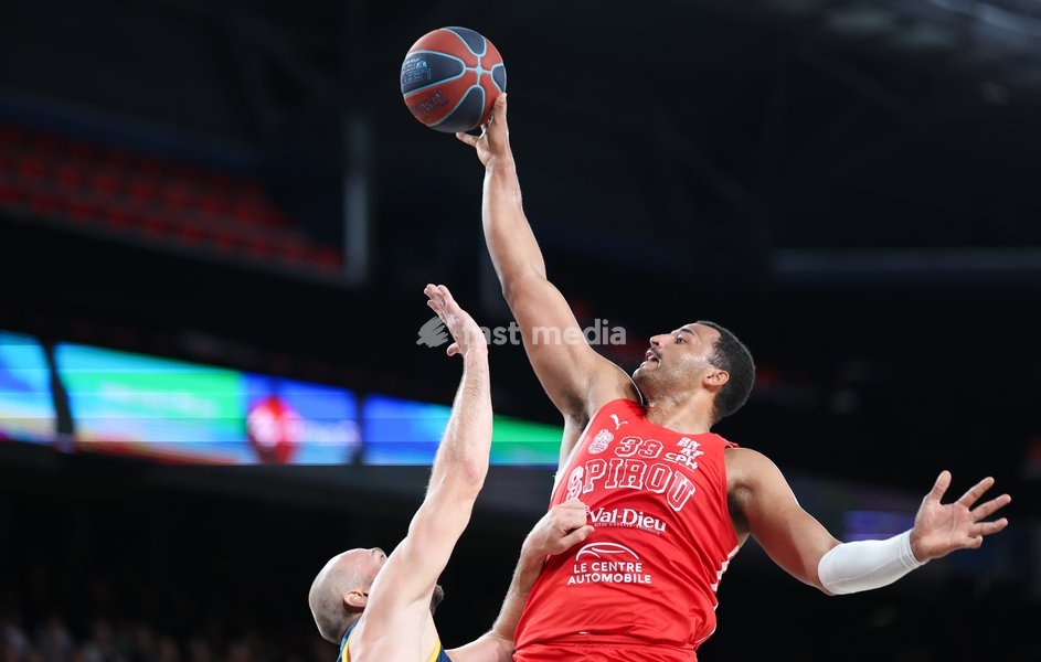 Oostende's Pierre-Antoine Gillet and Spirou's Sam Hofman fight for the ball during a basketball match between Spirou Charleroi and BC Oostende, Friday 23 October 2026 in Charleroi, on day 4 of the 'BNXT League' Belgian and Dutch first division basket championship
