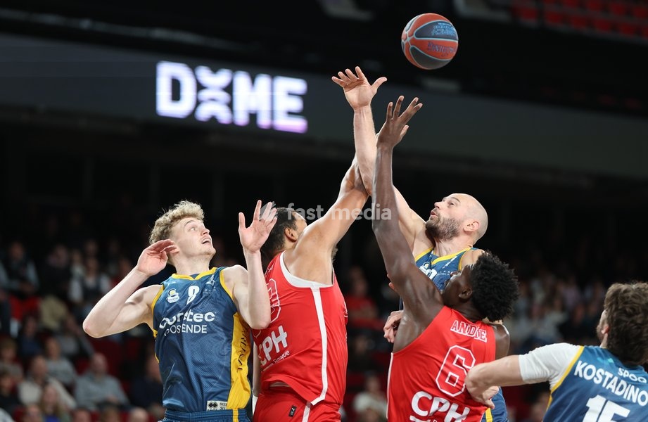 Spirou's Sam Hofman and Oostende's Pierre-Antoine Gillet fight for the ball during a basketball match between Spirou Charleroi and BC Oostende, Friday 23 October 2026 in Charleroi, on day 4 of the 'BNXT League' Belgian and Dutch first division basket championship