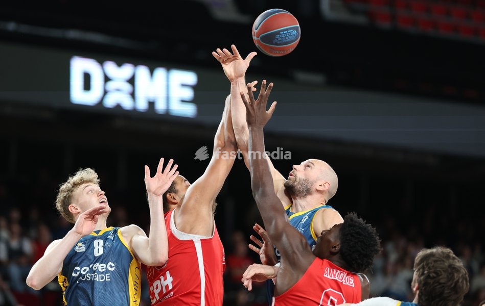 Spirou's Sam Hofman and Oostende's Pierre-Antoine Gillet fight for the ball during a basketball match between Spirou Charleroi and BC Oostende, Friday 23 October 2026 in Charleroi, on day 4 of the 'BNXT League' Belgian and Dutch first division basket championship