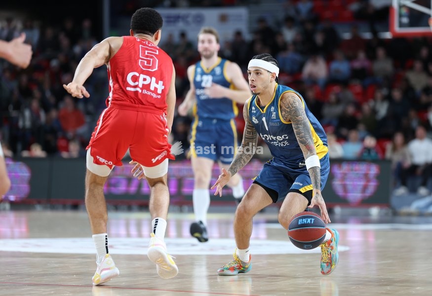 Spirou's Adedayo Polet and Oostende's Dakota Leffew fight for the ball during a basketball match between Spirou Charleroi and BC Oostende, Friday 23 October 2026 in Charleroi, on day 4 of the 'BNXT League' Belgian and Dutch first division basket championship