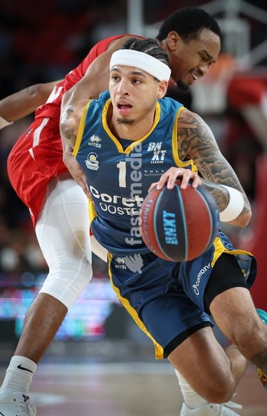 Spirou's Nigel Hawkins and Oostende's Dakota Leffew fight for the ball during a basketball match between Spirou Charleroi and BC Oostende, Friday 23 October 2026 in Charleroi, on day 4 of the 'BNXT League' Belgian and Dutch first division basket championship