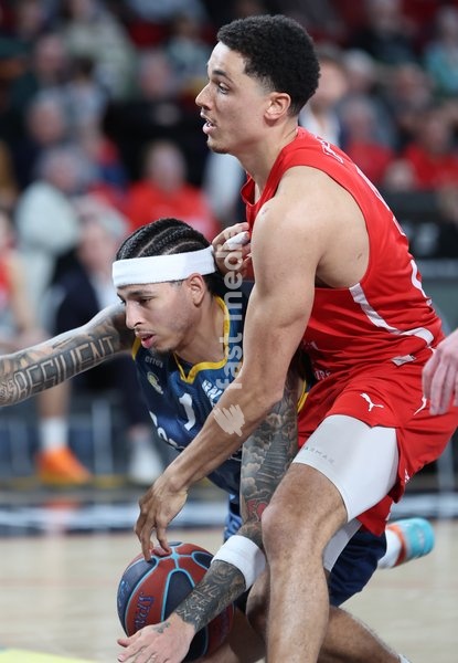 Oostende's Dakota Leffew and Spirou's Adedayo Polet fight for the ball during a basketball match between Spirou Charleroi and BC Oostende, Friday 23 October 2026 in Charleroi, on day 4 of the 'BNXT League' Belgian and Dutch first division basket championship