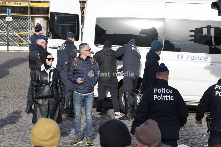This image shows police controling peoples after a call for protests in Brussels for purchasing power, healthcare, and education, on Saturday 24 October 2026
