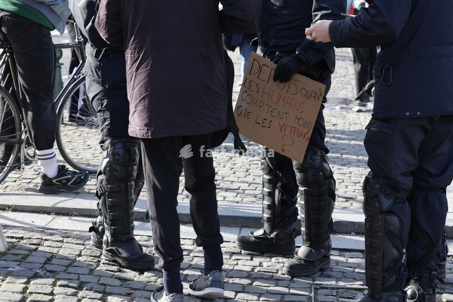 This image shows police controling peoples after a call for protests in Brussels for purchasing power, healthcare, and education, on Saturday 24 October 2026