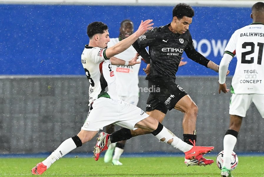 OHL's Robin Mirisola and Lommel's Shawn Adewoye pictured in action during a soccer match between Oud-Heverlee Leuven and Lommel SK, Saturday 24 October 2026 in Heverlee, on day 9 of the 2026-2027 'Jupiler Pro League' first division of the Belgian championship