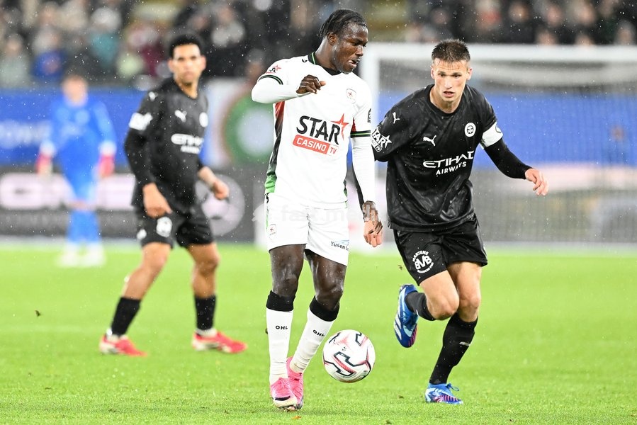 Lommel's Lucas Schoofs and OHL's Emmanuel Addai pictured in action during a soccer match between Oud-Heverlee Leuven and Lommel SK, Saturday 24 October 2026 in Heverlee, on day 9 of the 2026-2027 'Jupiler Pro League' first division of the Belgian championship