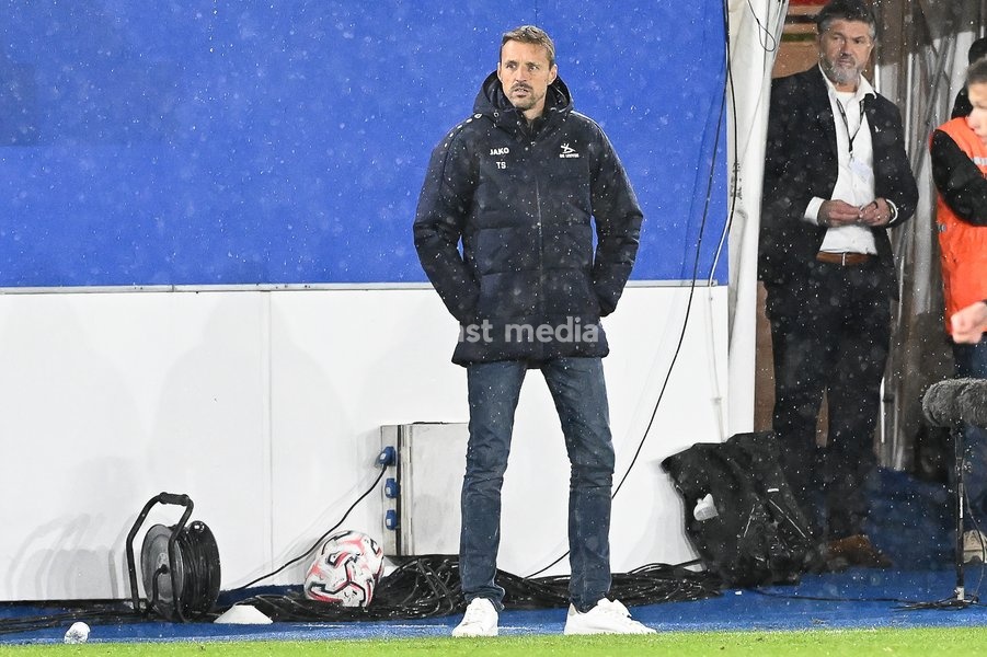 OHL's head coach Timmy Simons pictured during a soccer match between Oud-Heverlee Leuven and Lommel SK, Saturday 24 October 2026 in Heverlee, on day 9 of the 2026-2027 'Jupiler Pro League' first division of the Belgian championship