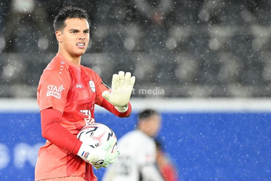 OHL's goalkeeper Dani Van Den Heuvel pictured during a soccer match between Oud-Heverlee Leuven and Lommel SK, Saturday 24 October 2026 in Heverlee, on day 9 of the 2026-2027 'Jupiler Pro League' first division of the Belgian championship