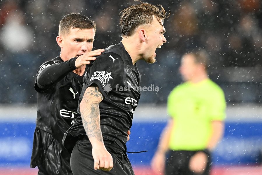 Lommel's Jason Van Duiven celebrates after scoring during
