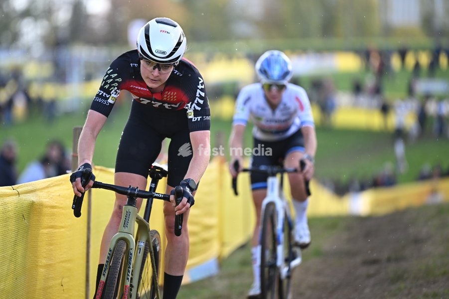 Netherlands' Aniek Van Alphen pictured in action during the women's elite race of the Superprestige Overijse cyclocross cycling event, Sunday 25 October 2026 in Overijse, the first race of the Superprestige competition