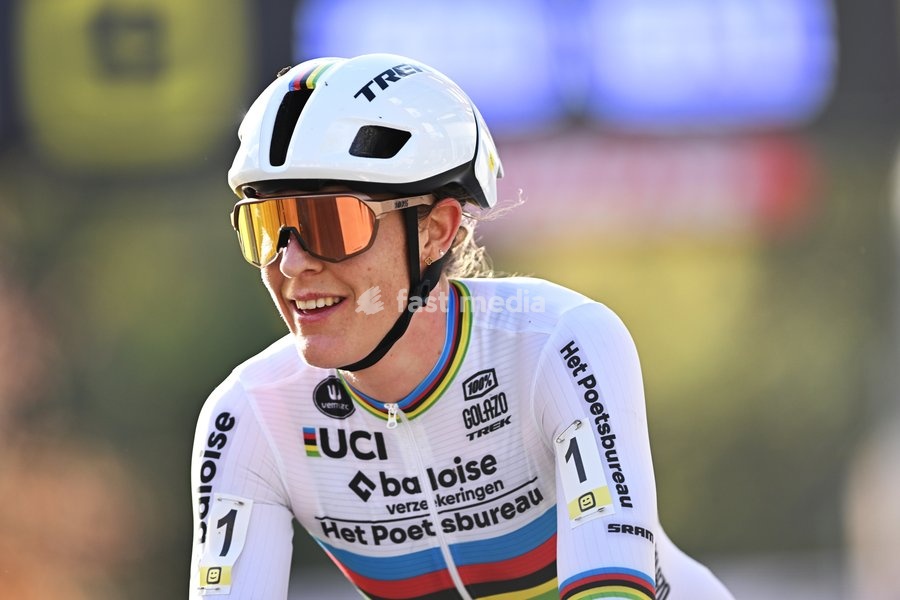 Netherlands' Lucinda Brand celebrates after winning the women's elite race of the Superprestige Overijse cyclocross cycling event, Sunday 25 October 2026 in Overijse, the first race of the Superprestige competition