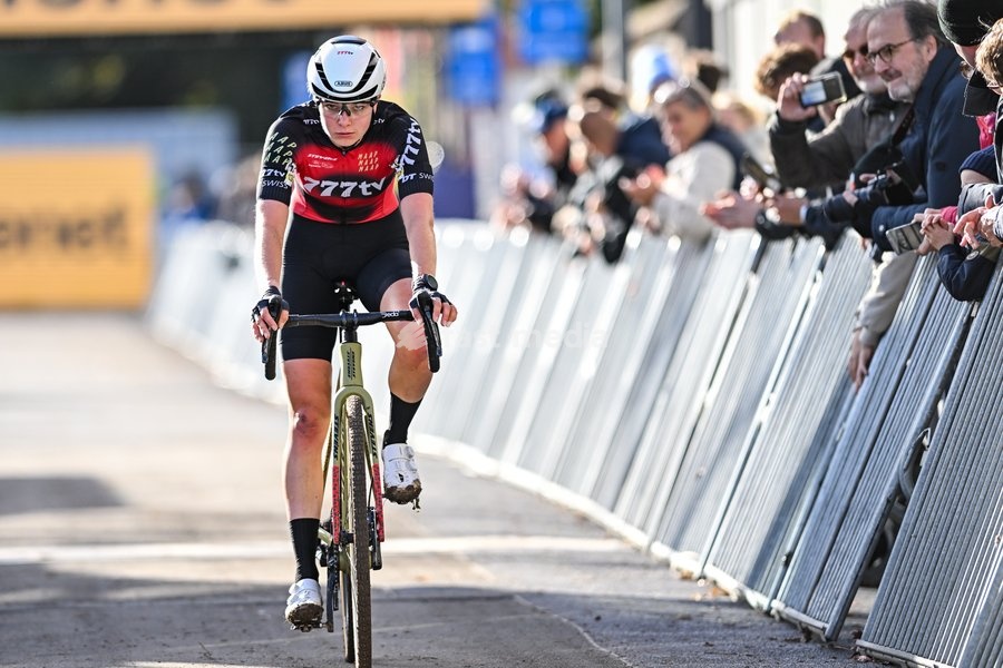 Netherlands' Aniek Van Alphen crosses the finish line at the women's elite race of the Superprestige Overijse cyclocross cycling event, Sunday 25 October 2026 in Overijse, the first race of the Superprestige competition