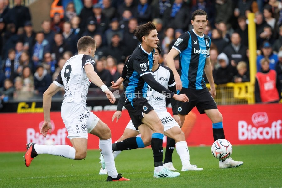 STVV's Samed Bazdar and Club's Freddie Potts fight for the ball during a soccer match between Club Brugge and Sint-Truidense VV , Sunday 25 October 2026 in Brugge, on day 9 of the 2026-2027 'Jupiler Pro League' first division of the Belgian championship