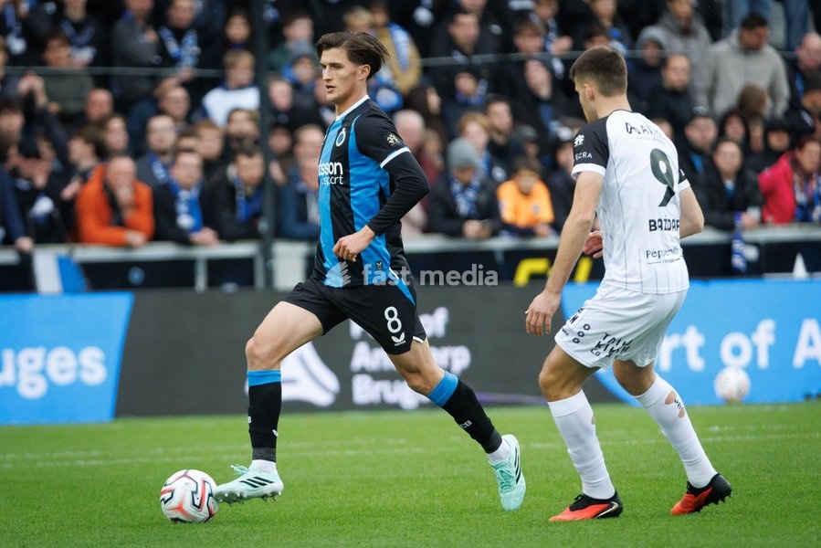 Club's Freddie Potts and STVV's Samed Bazdar fight for the ball during a soccer match between Club Brugge and Sint-Truidense VV , Sunday 25 October 2026 in Brugge, on day 9 of the 2026-2027 'Jupiler Pro League' first division of the Belgian championship