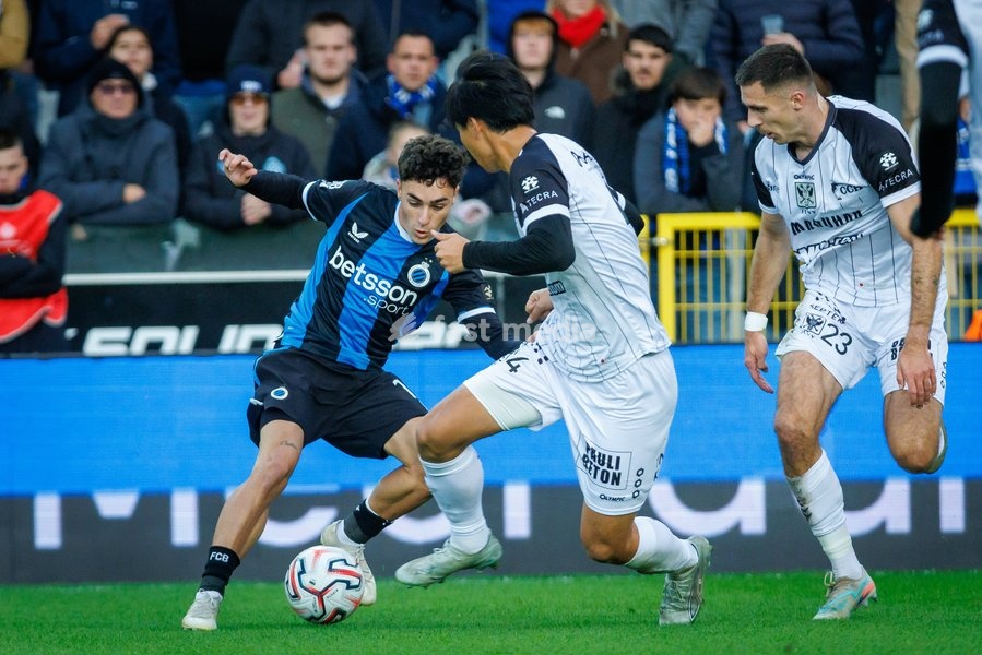 Club's Jan Virgili and STVV's Shinkawa Shion fight for the ball during a soccer match between Club Brugge and Sint-Truidense VV , Sunday 25 October 2026 in Brugge, on day 9 of the 2026-2027 'Jupiler Pro League' first division of the Belgian championship