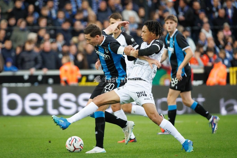 Club's Hans Vanaken and STVV's Nelson Ishiwatari fight for the ball during a soccer match between Club Brugge and Sint-Truidense VV , Sunday 25 October 2026 in Brugge, on day 9 of the 2026-2027 'Jupiler Pro League' first division of the Belgian championship