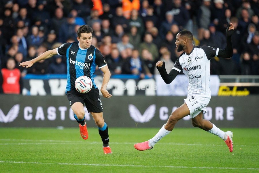 Club's Hugo Vetlesen and STVV's Abdoulaye Sissako fight for the ball during a soccer match between Club Brugge and Sint-Truidense VV , Sunday 25 October 2026 in Brugge, on day 9 of the 2026-2027 'Jupiler Pro League' first division of the Belgian championship