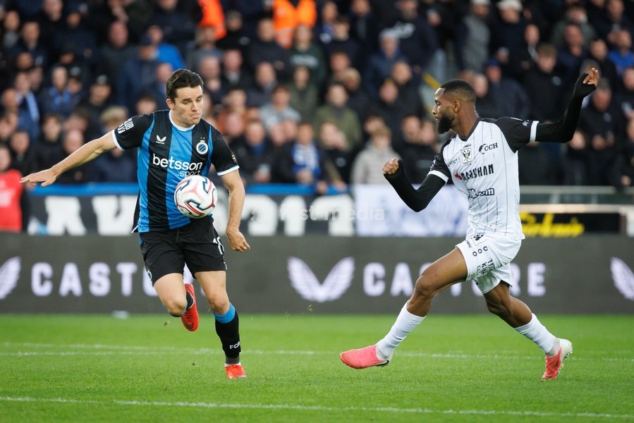Club's Hugo Vetlesen and STVV's Abdoulaye Sissako fight for the ball during a soccer match between Club Brugge and Sint-Truidense VV , Sunday 25 October 2026 in Brugge, on day 9 of the 2026-2027 'Jupiler Pro League' first division of the Belgian championship