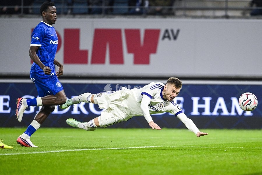 Hyllarion Goore of KAA Gent and Oleg Reabciuk, of RSC Anderlecht pictured in action during a soccer match between KAA Gent and RSC Anderlecht, Sunday 25 October 2026 in Gent, on day 9 of the 2026-2027 'Jupiler Pro League' first division of the Belgian championship