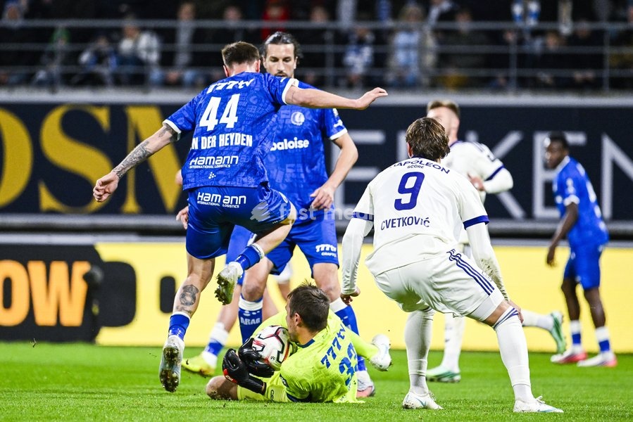 Davy Roef goalkeeper of KAA Gent pictured in action during a soccer match between KAA Gent and RSC Anderlecht, Sunday 25 October 2026 in Gent, on day 9 of the 2026-2027 'Jupiler Pro League' first division of the Belgian championship