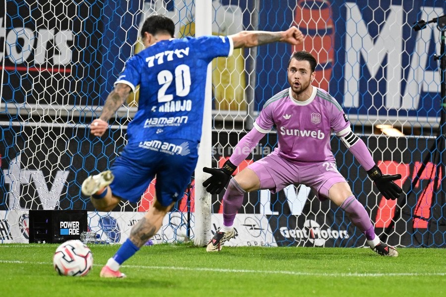 Gent's Tiago Araujo and Anderlecht's goalkeeper Colin Coosemans fight for the ball during a soccer match between KAA Gent and RSC Anderlecht, Sunday 25 October 2026 in Gent, on day 9 of the 2026-2027 'Jupiler Pro League' first division of the Belgian championship, in Gent