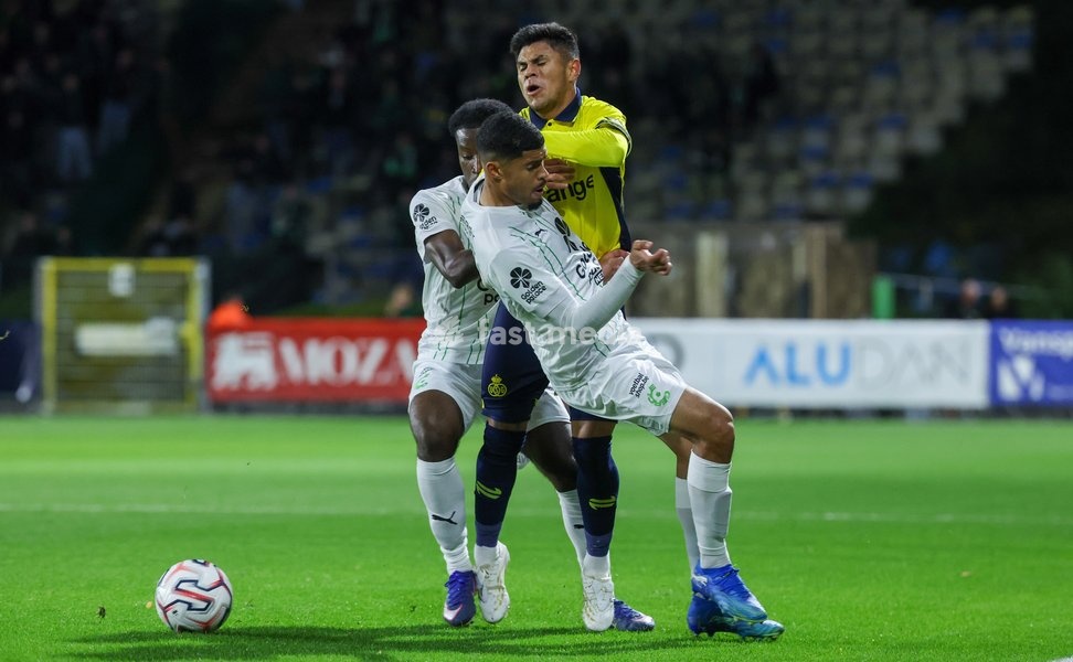 Cercle's Luke Le Roux and Union's Dylan Aquino fight for the ball during a soccer match between Royale Union Saint-Gilloise and Cercle Brugge, Sunday 25 October 2026 in Brussels, on day 9 of the 2026-2027 'Jupiler Pro League' first division of the Belgian championship