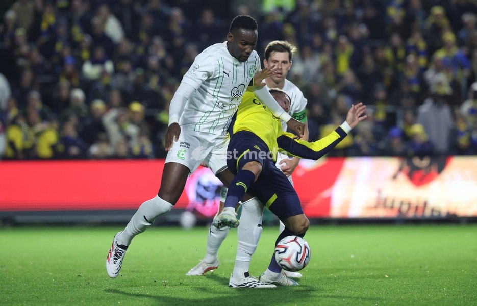 Cercle's Royer Caicedo and Union's Raul Florucz fight for the ball during a soccer match between Royale Union Saint-Gilloise and Cercle Brugge, Sunday 25 October 2026 in Brussels, on day 9 of the 2026-2027 'Jupiler Pro League' first division of the Belgian championship