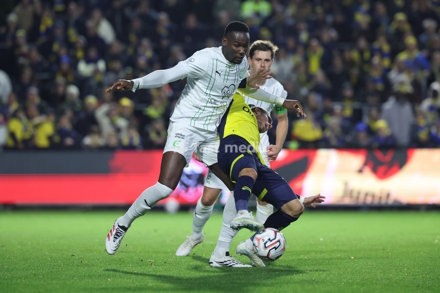 Cercle's Royer Caicedo and Union's Raul Florucz fight for the ball during a soccer match between Royale Union Saint-Gilloise and Cercle Brugge, Sunday 25 October 2026 in Brussels, on day 9 of the 2026-2027 'Jupiler Pro League' first division of the Belgian championship