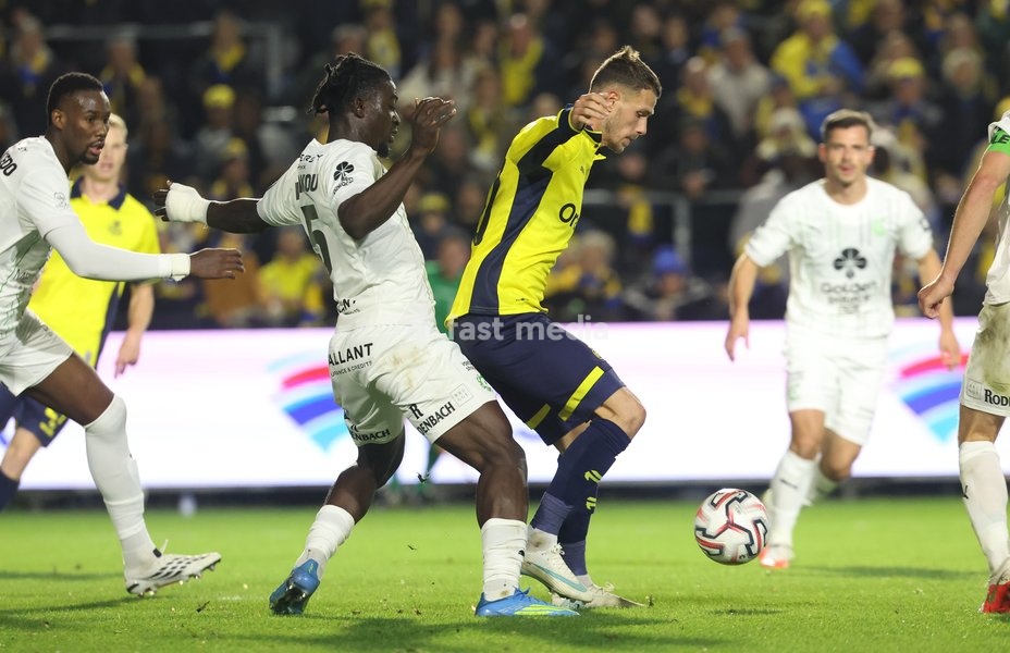 Cercle's Ibrahim Diakite and Union's Raul Florucz fight for the ball during a soccer match between Royale Union Saint-Gilloise and Cercle Brugge, Sunday 25 October 2026 in Brussels, on day 9 of the 2026-2027 'Jupiler Pro League' first division of the Belgian championship