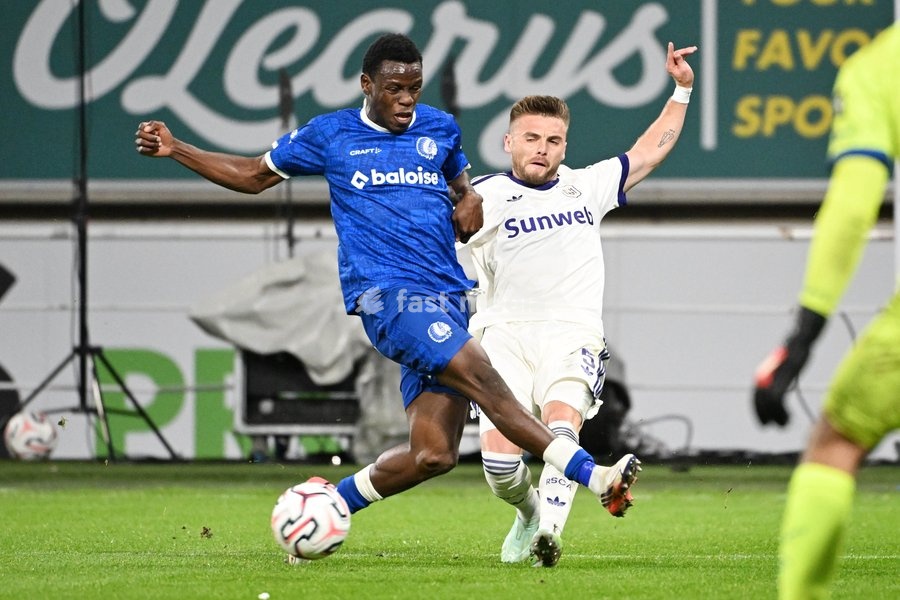 Gent's Bi Christ Hyllarion Goore and Anderlecht's Oleg Reabciuk fight for the ball during a soccer match between KAA Gent and RSC Anderlecht, Sunday 25 October 2026 in Gent, on day 9 of the 2026-2027 'Jupiler Pro League' first division of the Belgian championship, in Gent